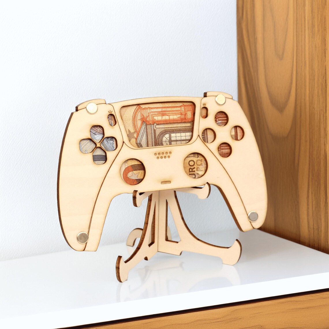 Geldgeschenk in Form eines Gaming-Controllers aus Holz